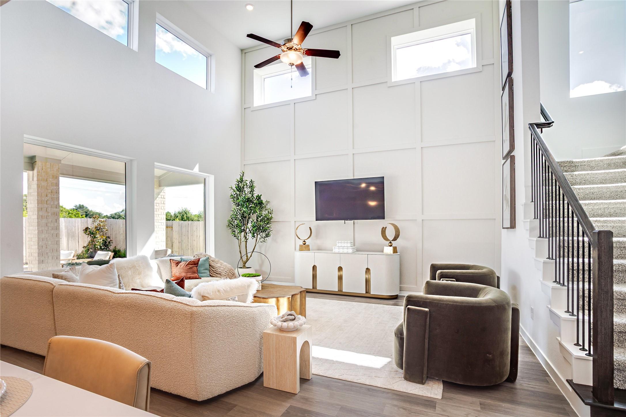 Image 4: Bright and spacious living room with high ceilings
