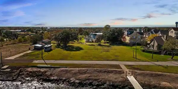 Image 2: 170 FT OF WATERFRONT.. ENDLESS POSSIBILITIES