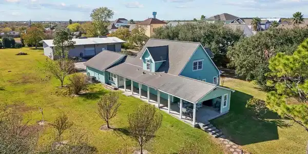 Image 3: FANTASTCI 4 BEDROOM CUSTOM BUILT HOME WITH A LOVEL