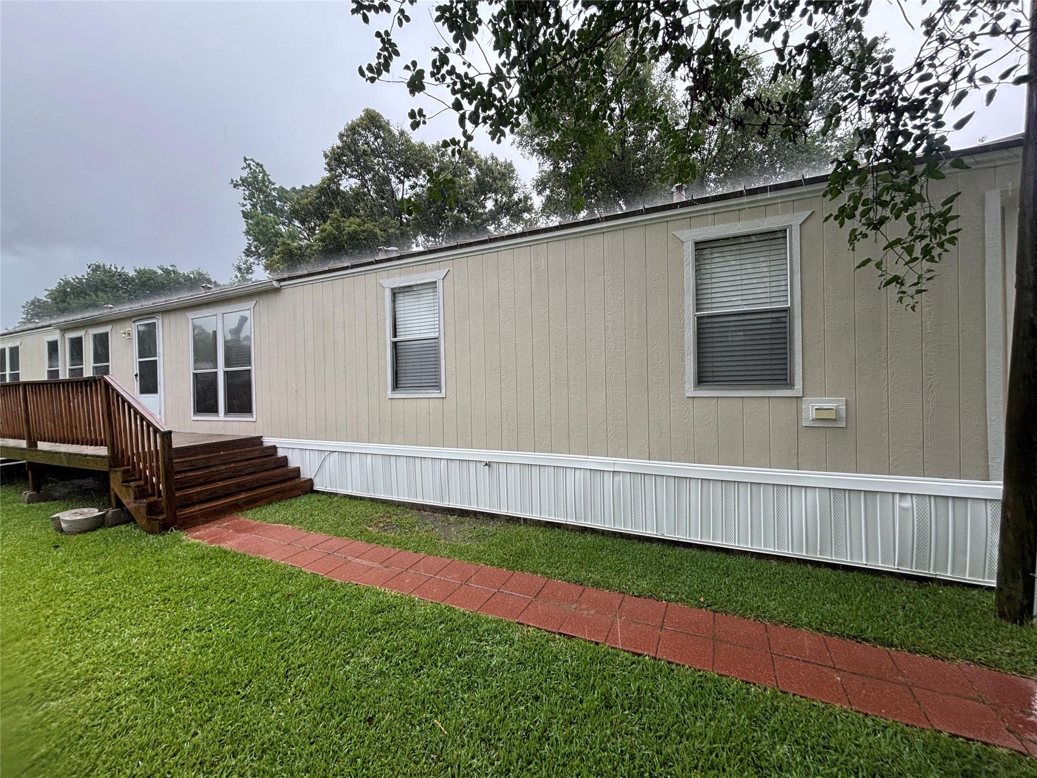Image 2: Clean, neat and well-maintained will make move-in