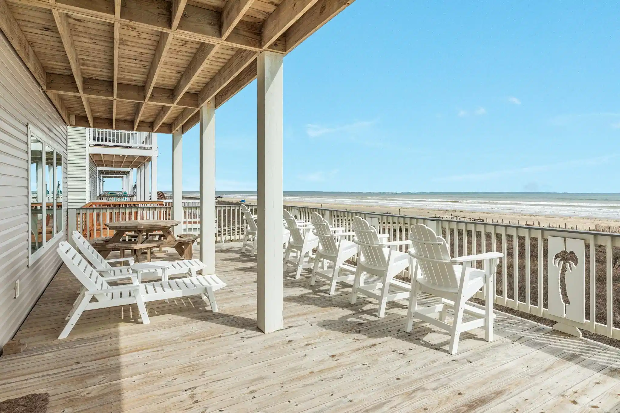 Image 1: Covered Gulf-Front Deck &ndash; Spacious covered balcony