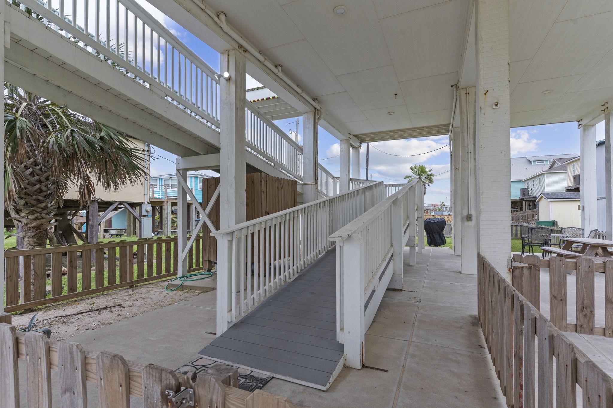 Image 4: Fenced area for beloved pets and a ramp for easy a