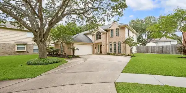 Image 2: This well maintained home sits on a cul-de-sac