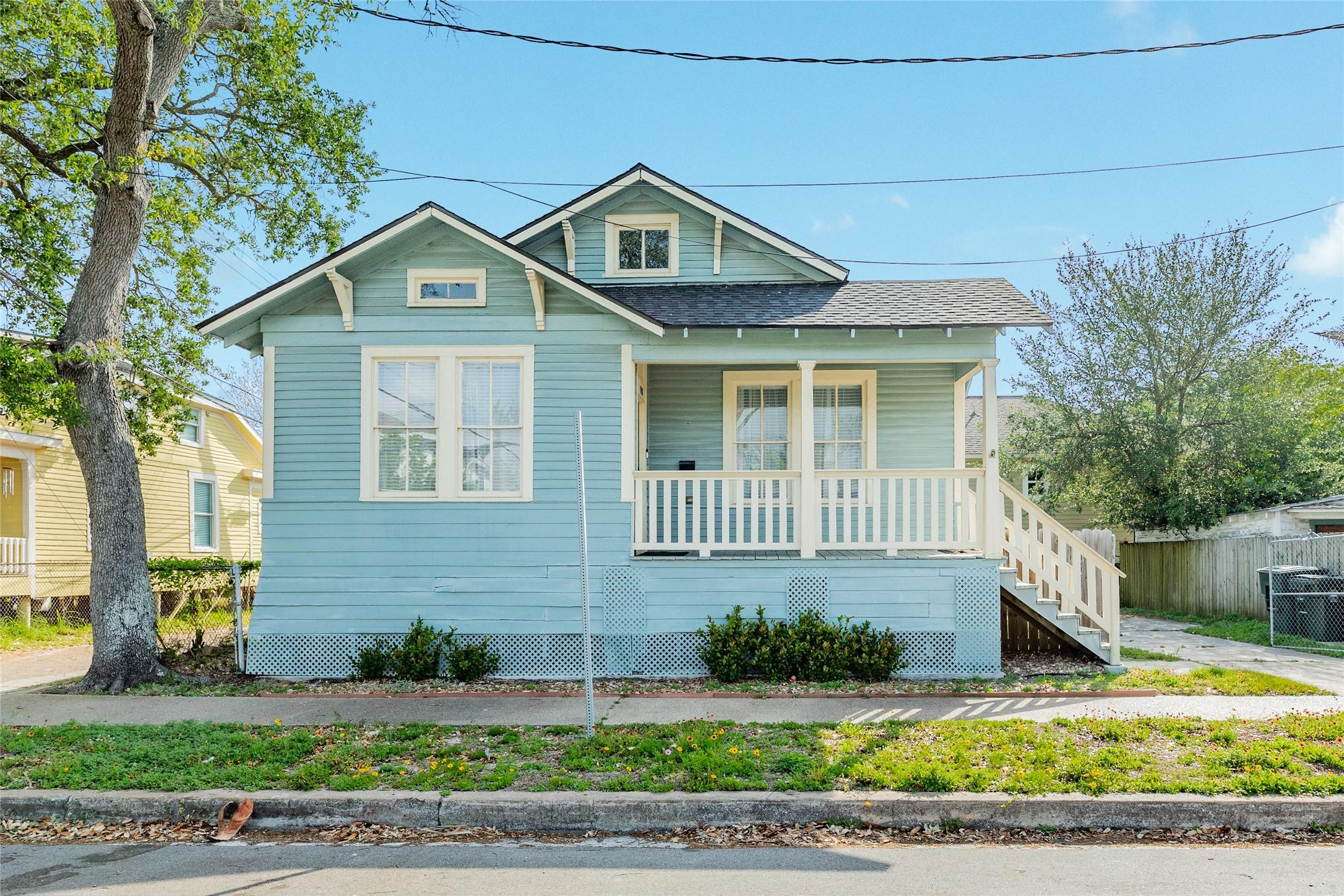 Image 2: Adorable home with recently replaced roof.