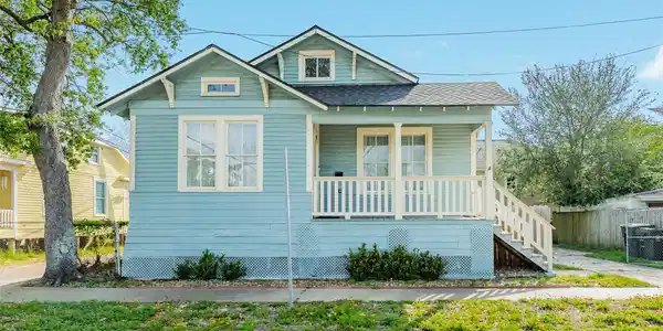 Image 2: Adorable home with recently replaced roof.