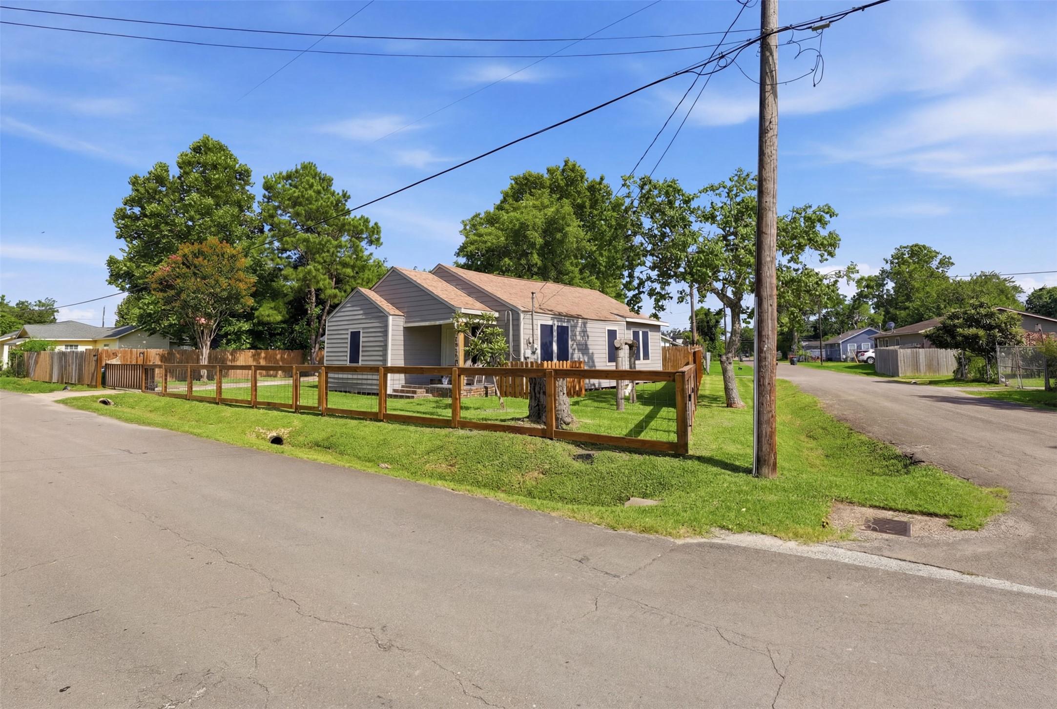 Image 3: Corner lot with expansive fenced yard.