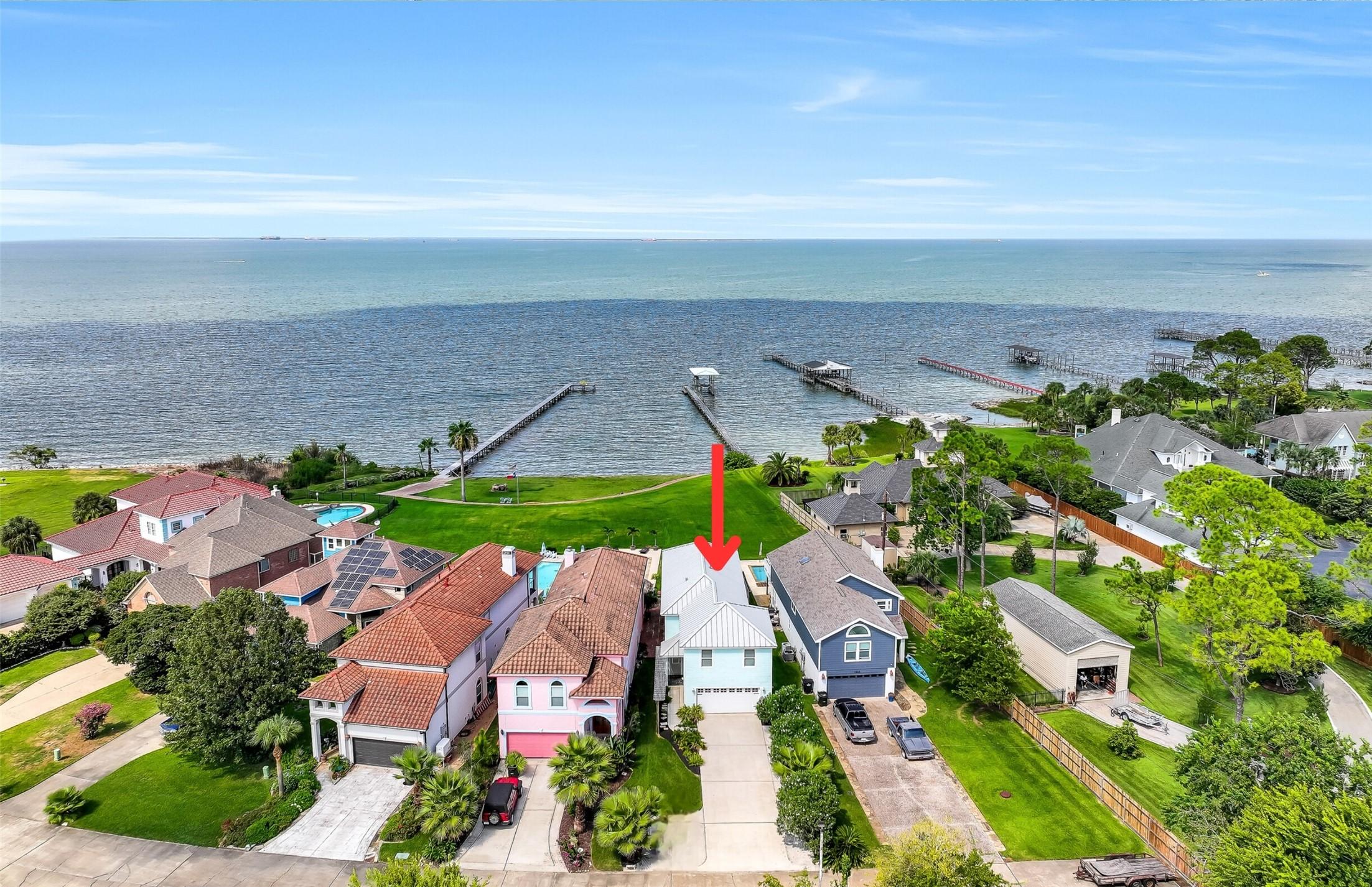 Image 3: Nestled in an intimate gated community of 7 custom