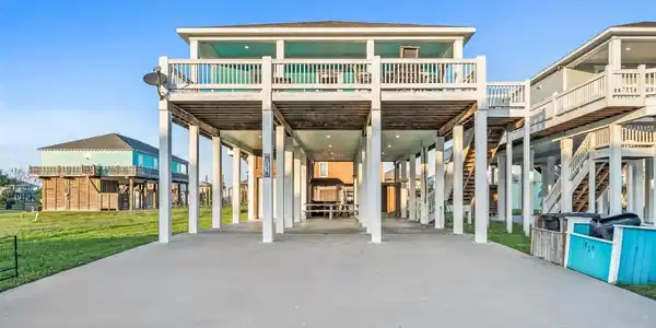 Image 2: Wide under-home space offers excellent airflow, sh