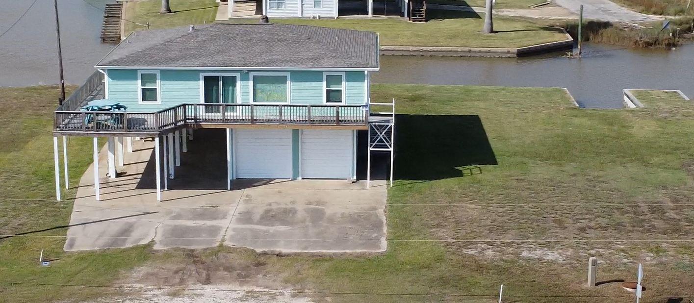 Image 2: This amazing property sits on two canal front lots