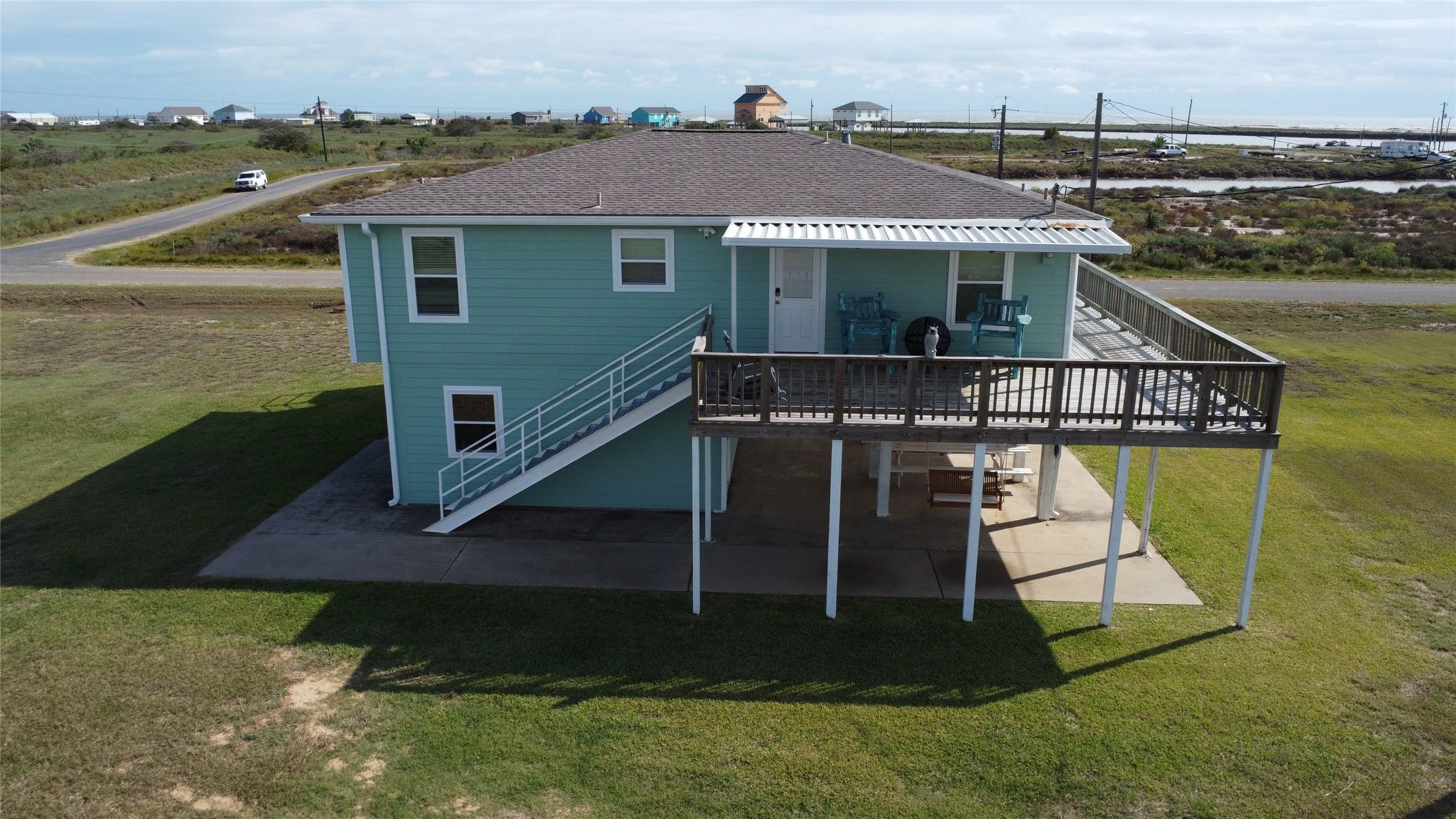 Image 3: Completely remodeled and updated main floor with n