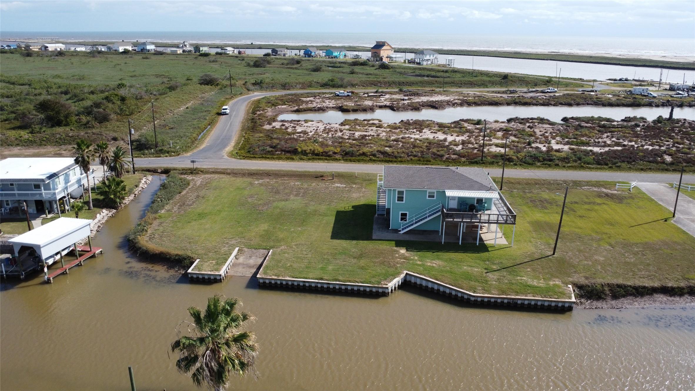 Image 4: Great location with close boat access to Caney Cre