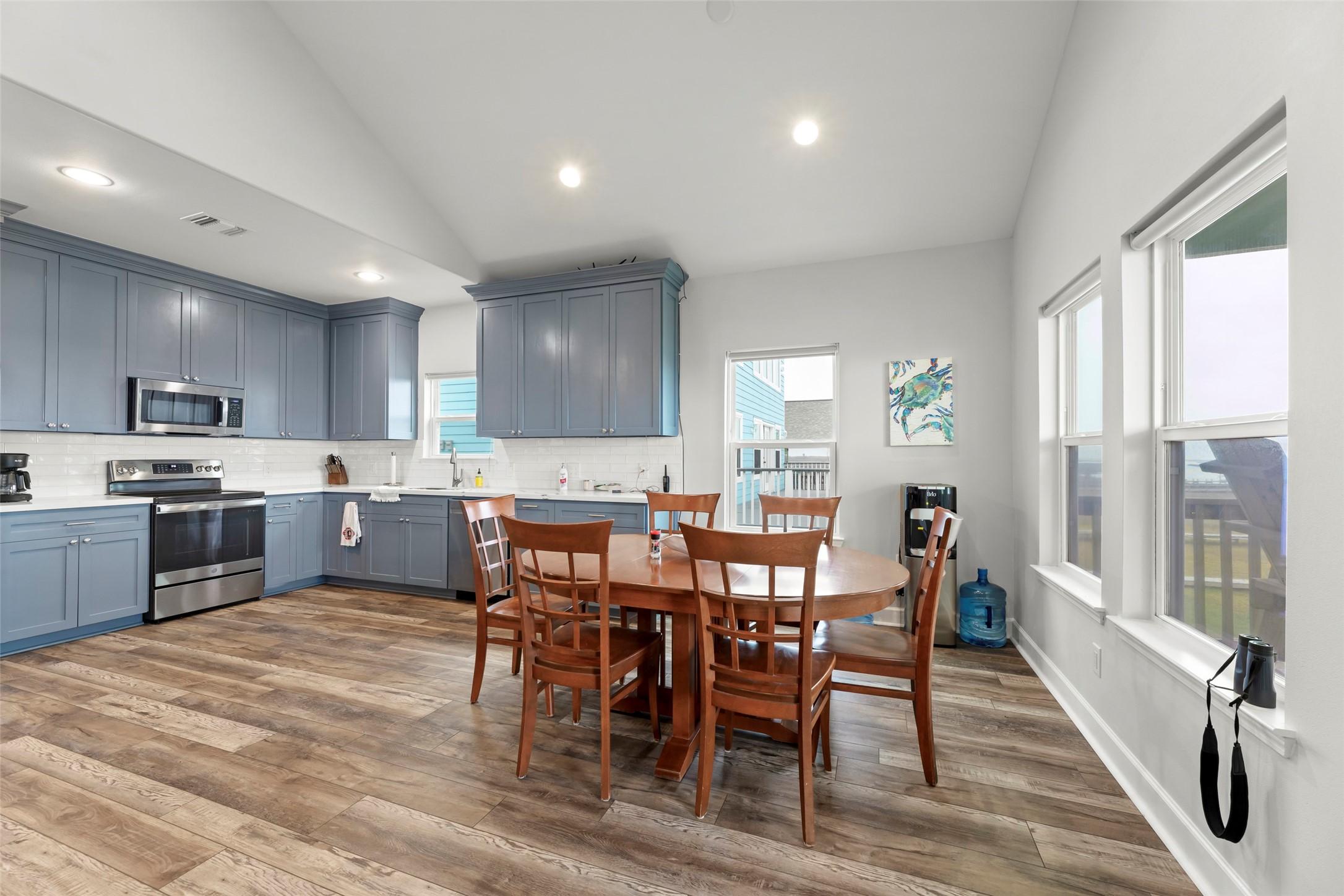 Image 4: Open Kitchen/Dining