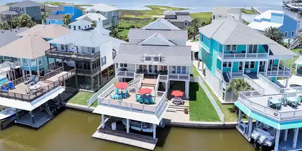 22313 Bay Vista