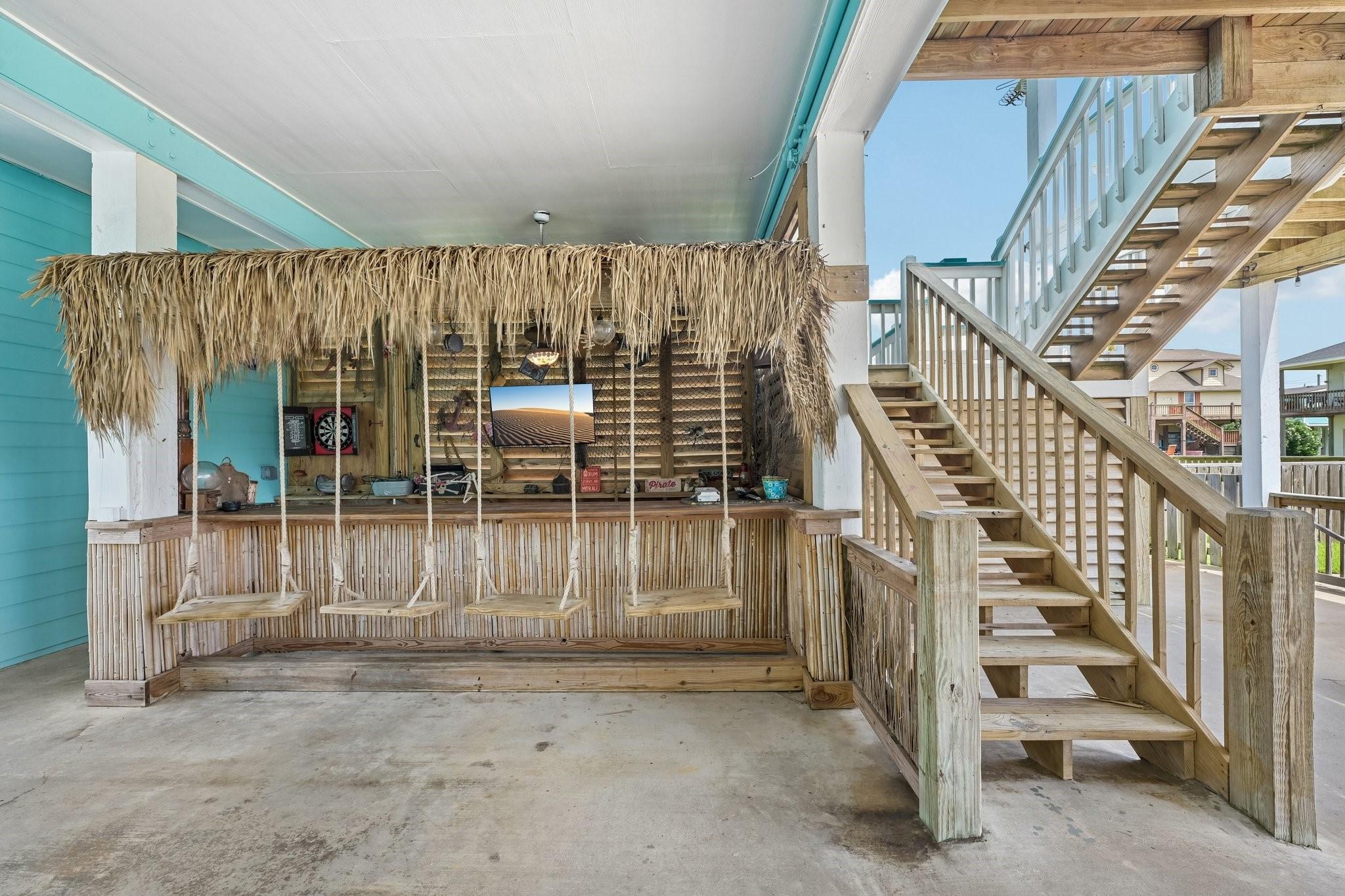 Image 3: Outdoor bar w/swings!