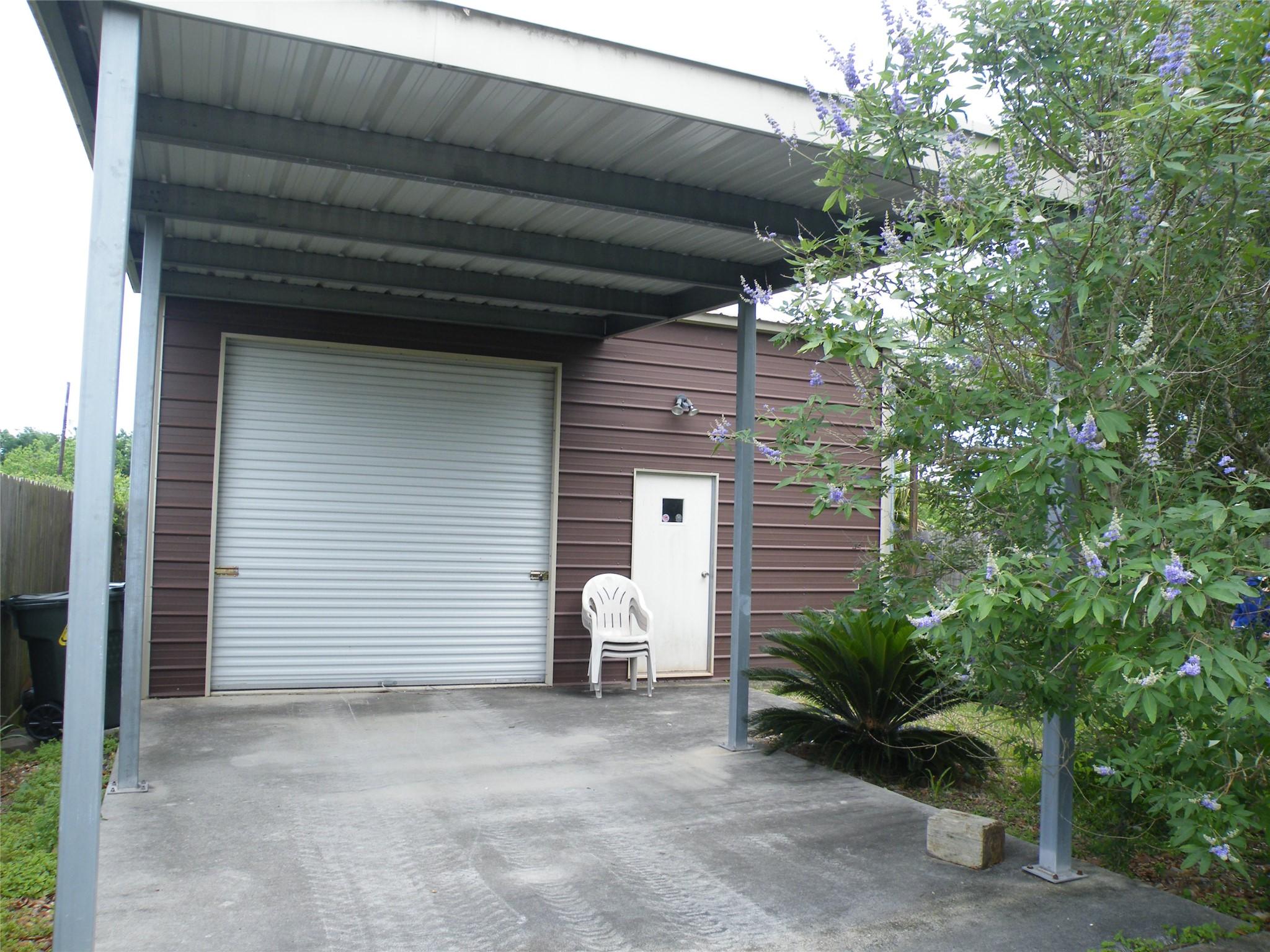 Image 2: Carport and 12 ft bay door