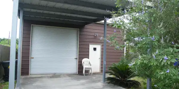 Image 2: Carport and 12 ft bay door