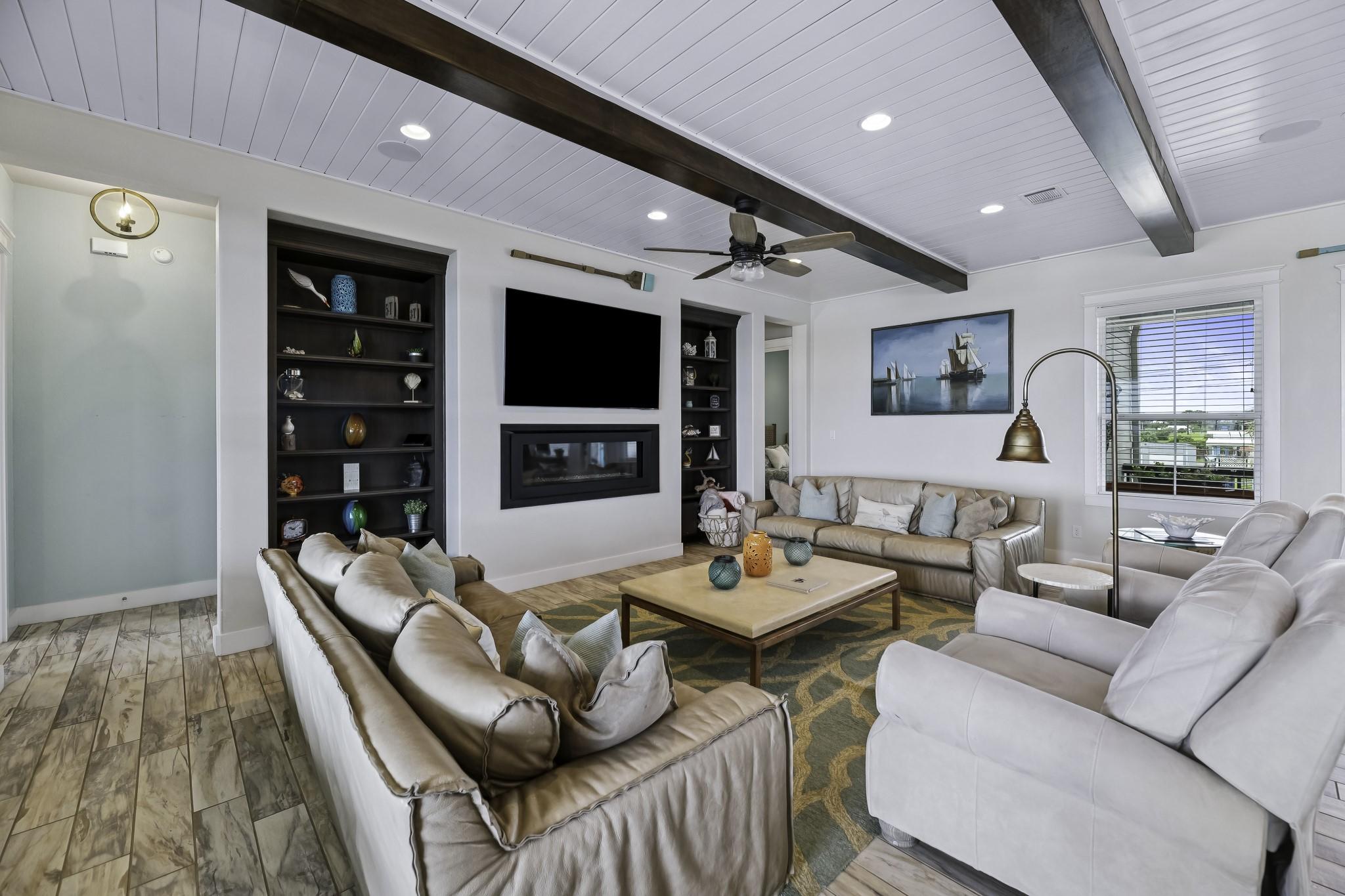 Image 4: Living Room