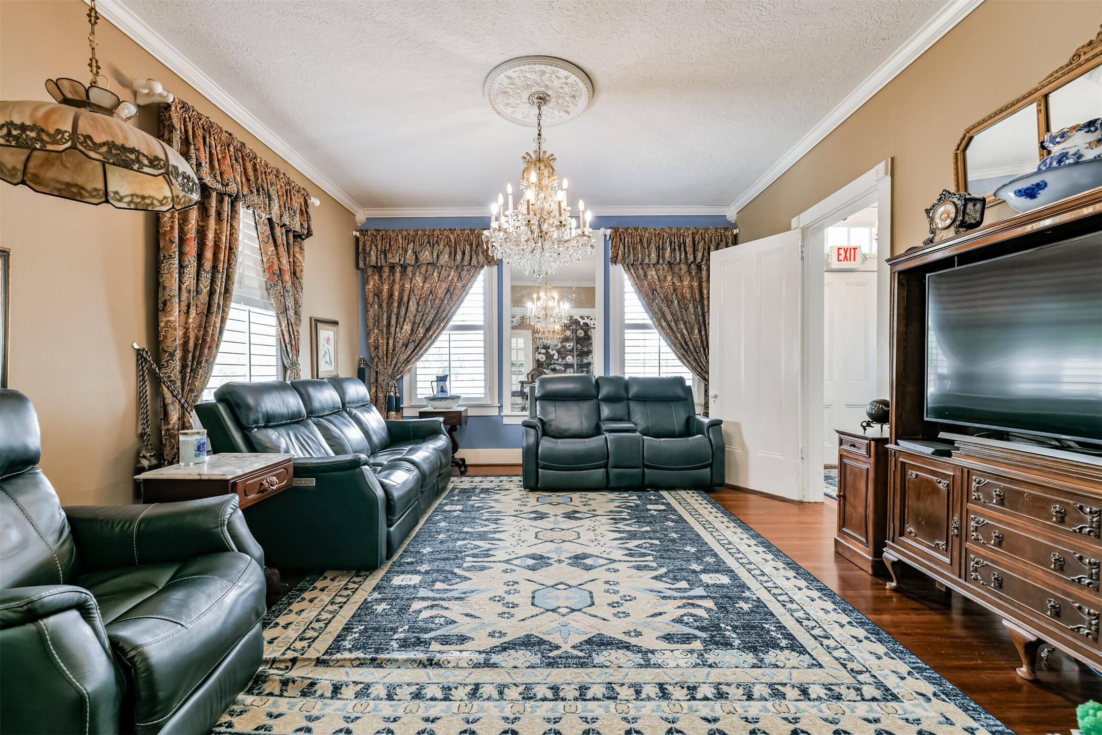 Image 4: Living Room