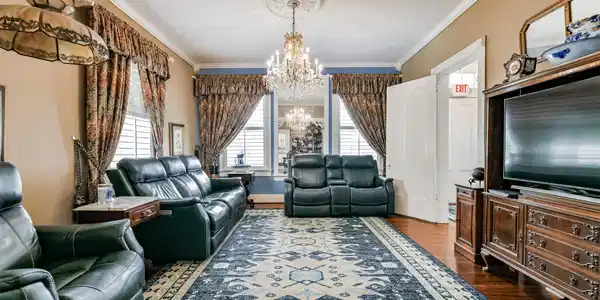 Image 4: Living Room