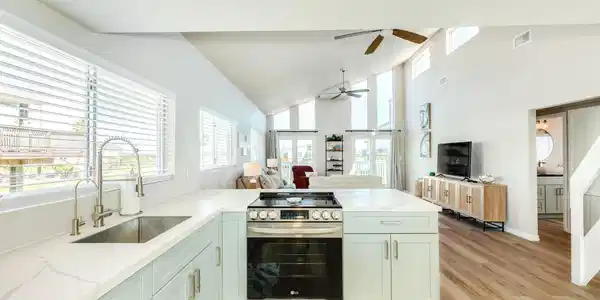 Image 4: Kitchen with Living View &ndash; Open kitchen design ove