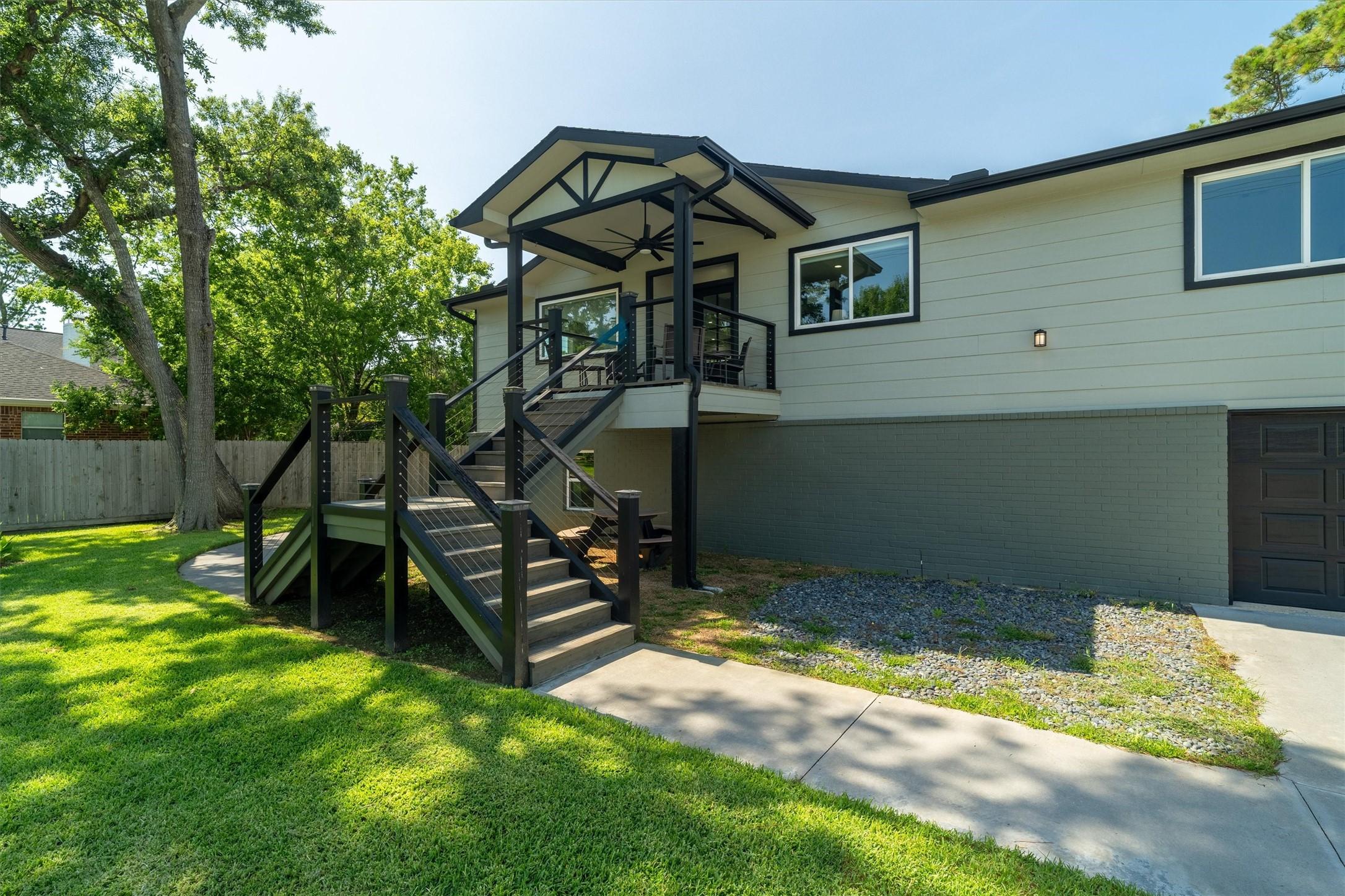 Image 3: No expense spared in renovations- welcoming entryw