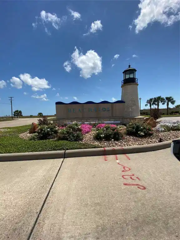 Image 1: Entry to Beachside