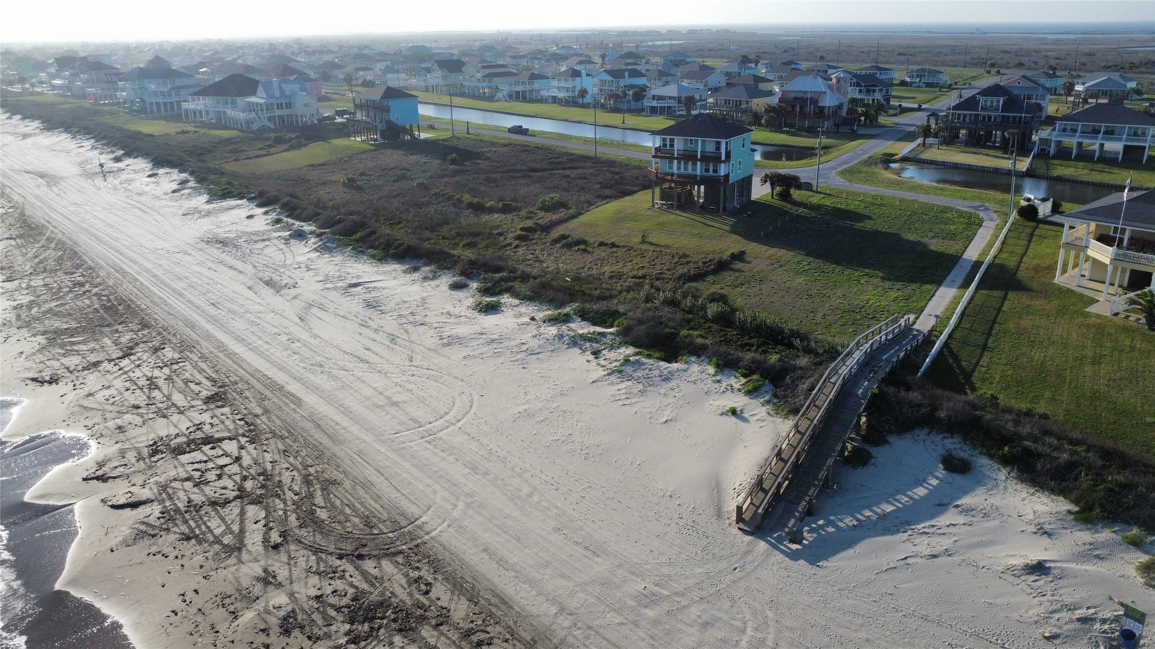 Image 4: Neighborhood beach access