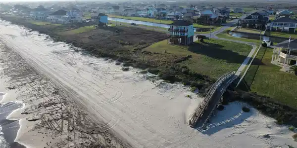 Image 4: Neighborhood beach access