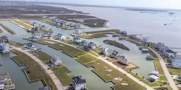 Image 3: Quick access to West Bay and ICW