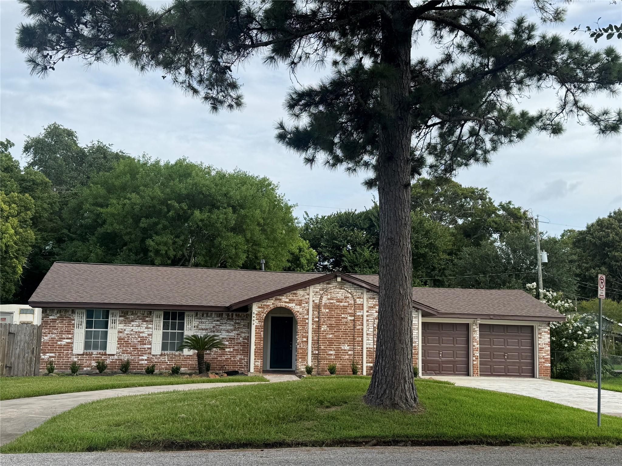 Image 2: Front circular driveway