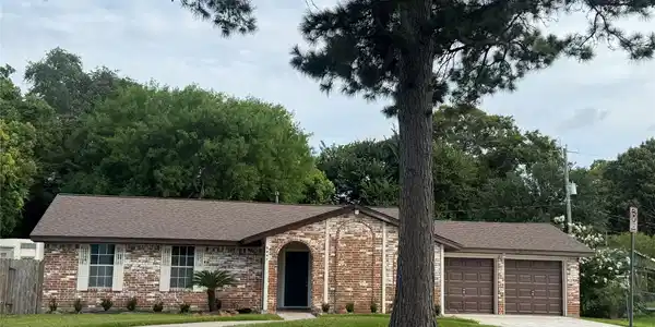 Image 2: Front circular driveway