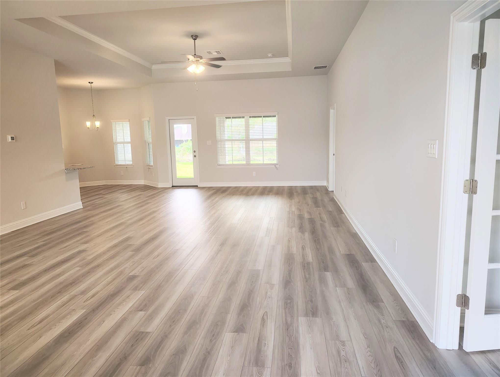 Image 3: Large living space