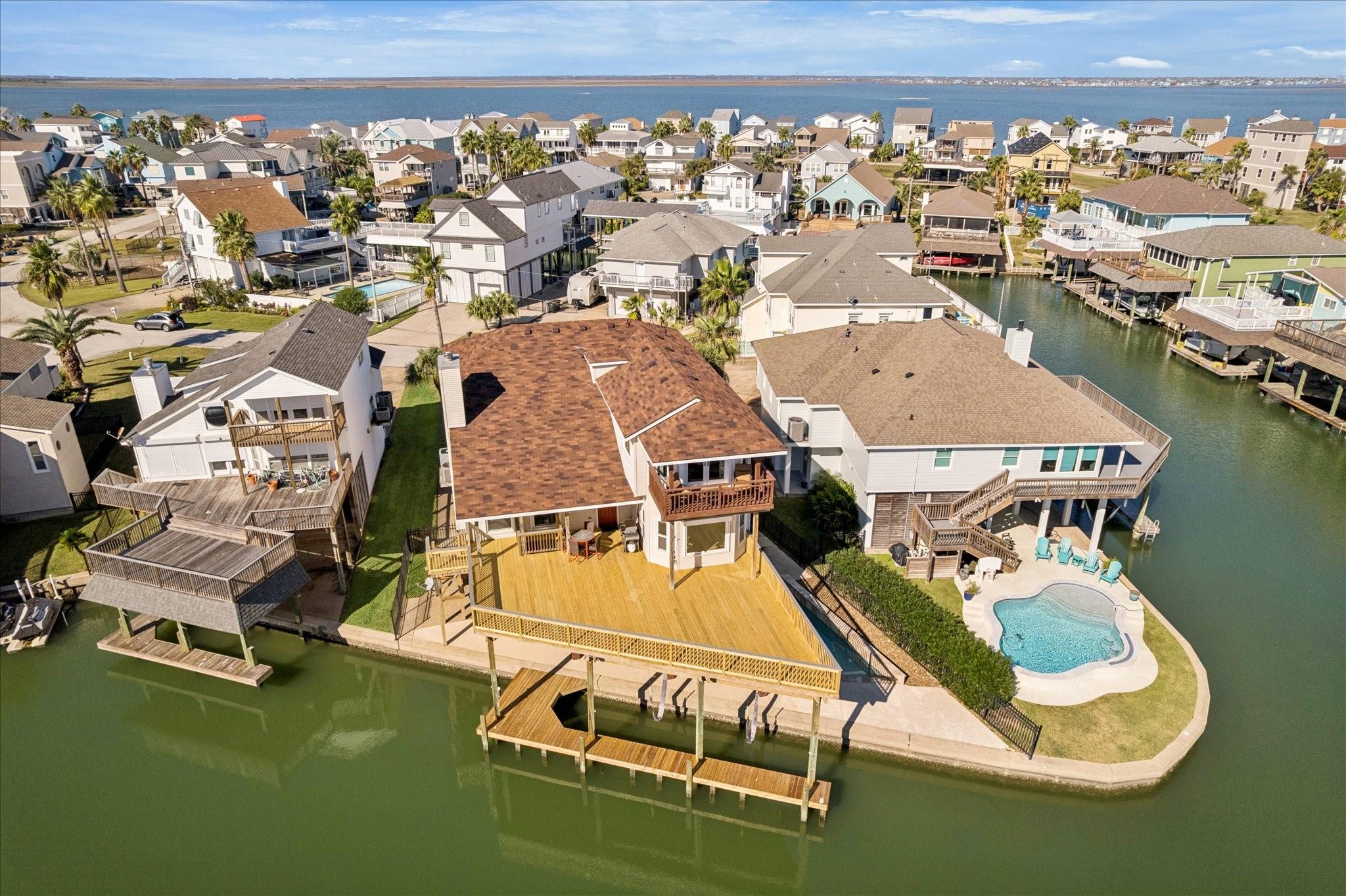 Image 2: 89 Feet of Canal Waterfront with large upper enter