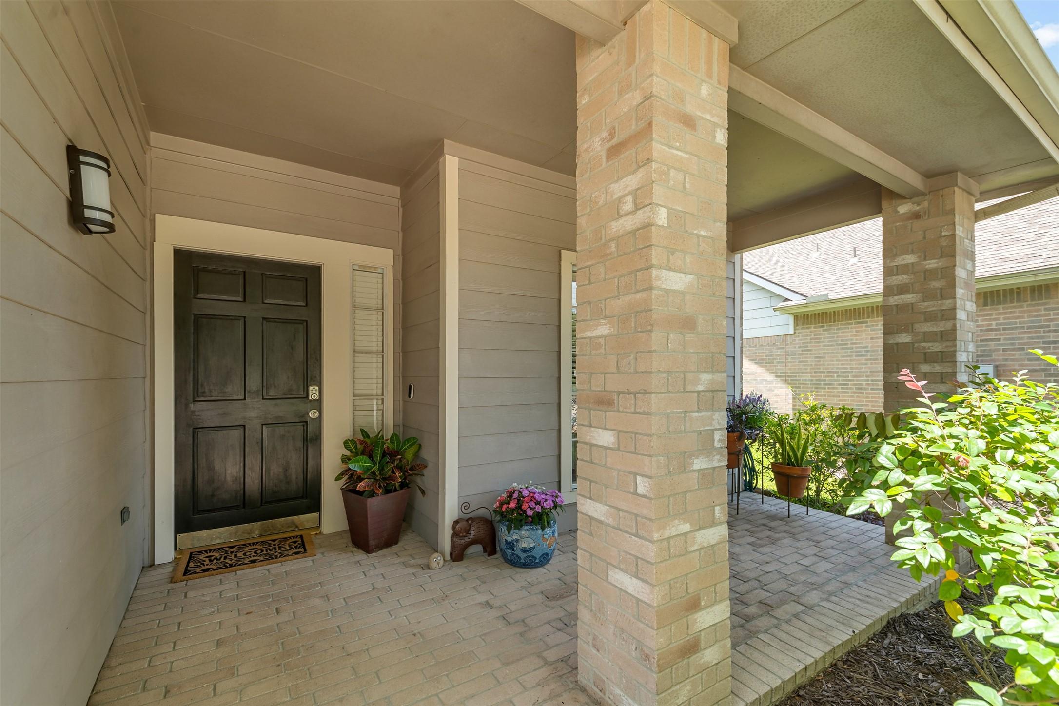 Image 2: Porch large enough for chairs and plants