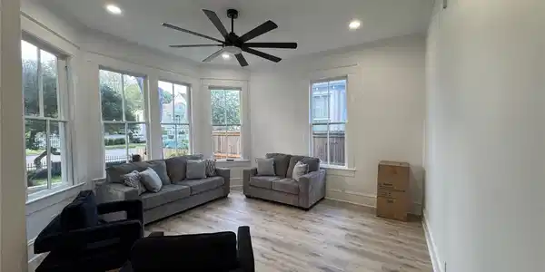 Image 3: Family room