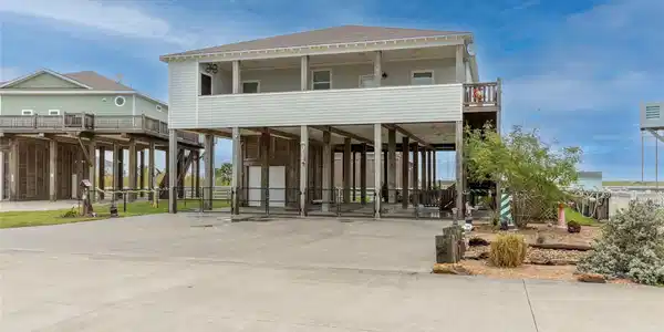 Image 2: CUSTOM BEACH HOUSE!