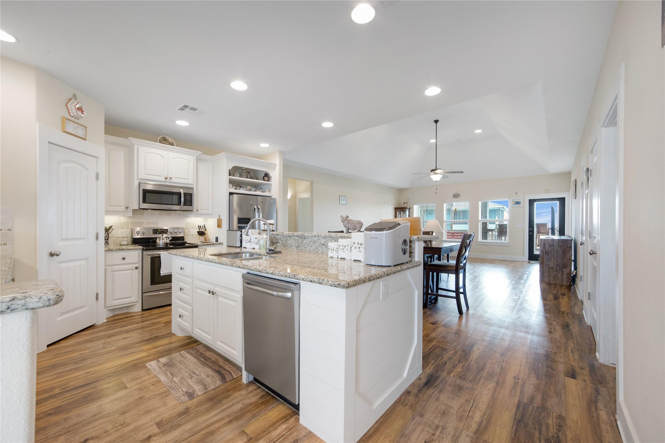 Image 4: OPEN, LIGHT AND BRIGHT FLOOR PLAN