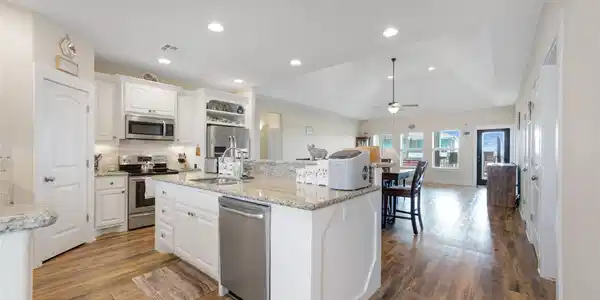 Image 4: OPEN, LIGHT AND BRIGHT FLOOR PLAN