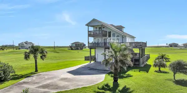 Image 2: Long driveway provides ample parking for guests