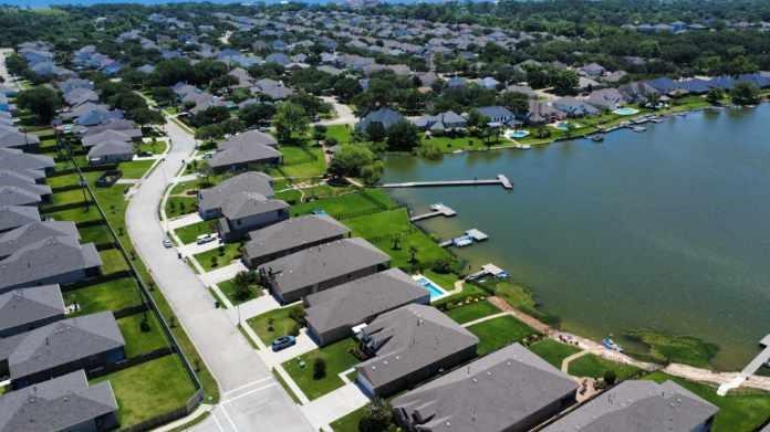 Image 2: Lake & fishing pier you will have access to