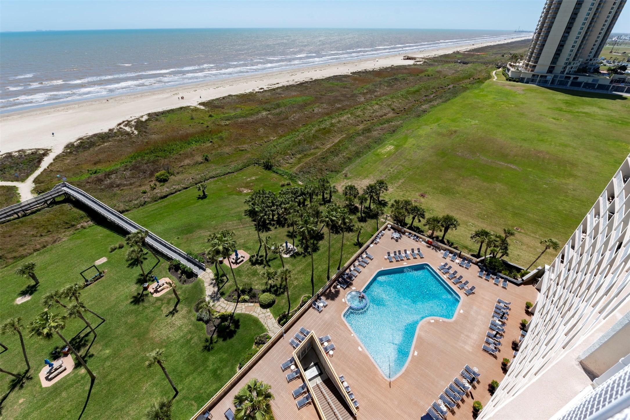 Image 4: Spacious Gulf-front patio with sweeping beach view