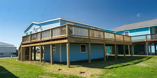 Image 2: Wrap-around deck on 3 sides of the home for plenty