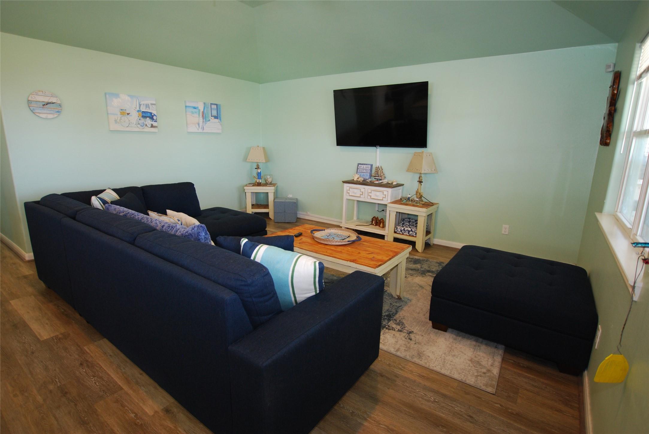 Image 4: Spacious living room in this great floor plan.