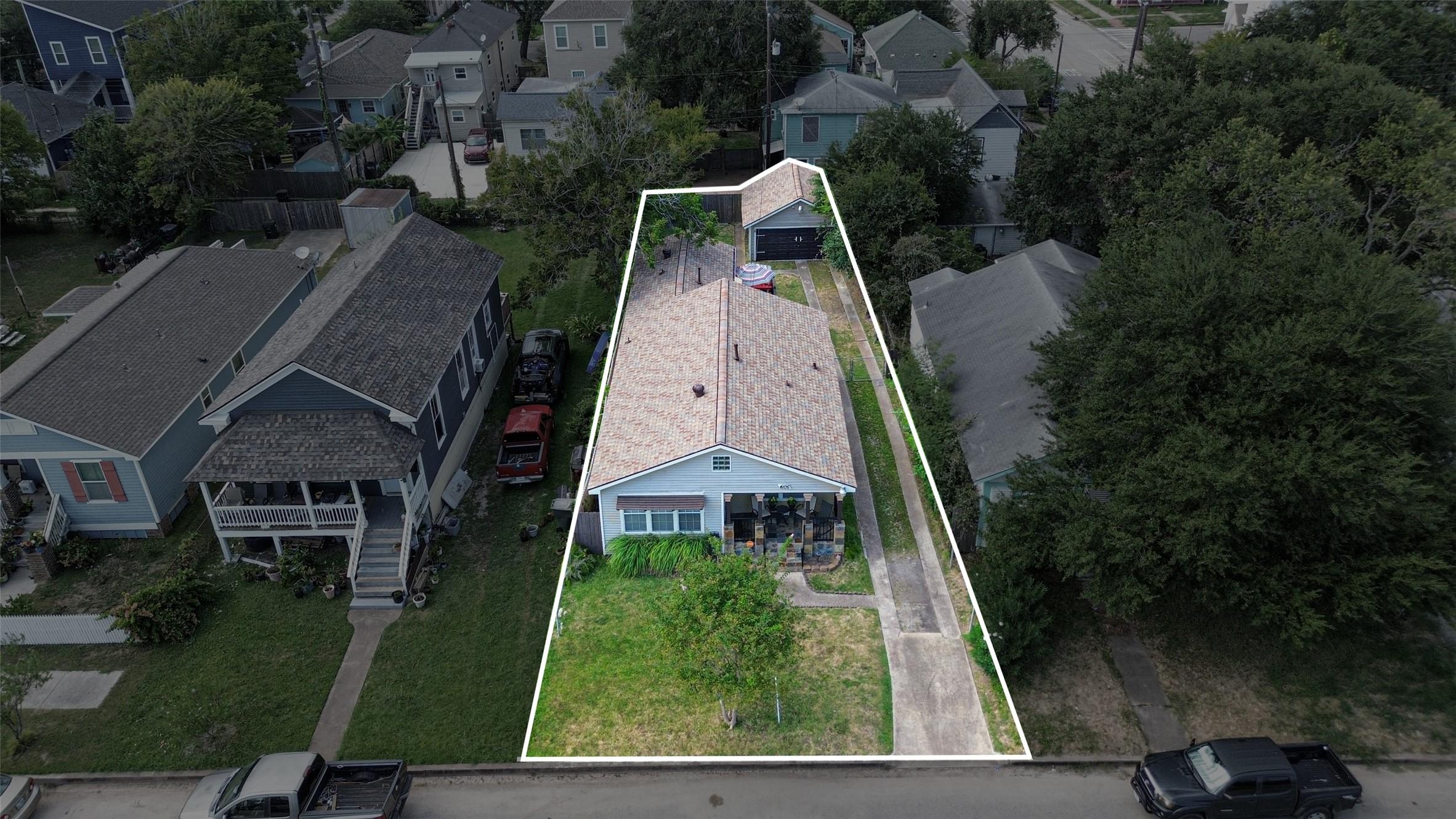 Image 2: Spacious home on a large lot with alley access. Id