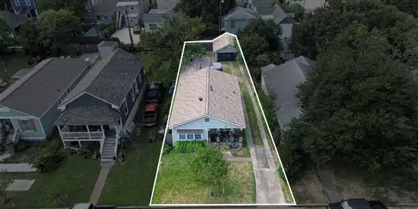 Image 2: Spacious home on a large lot with alley access. Id