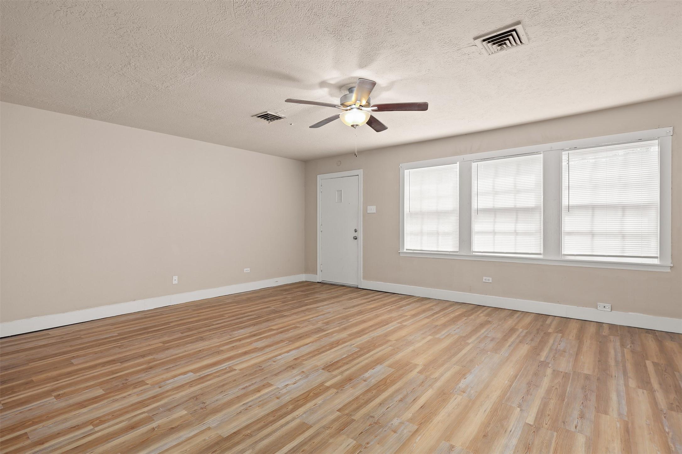 Image 3: Living room