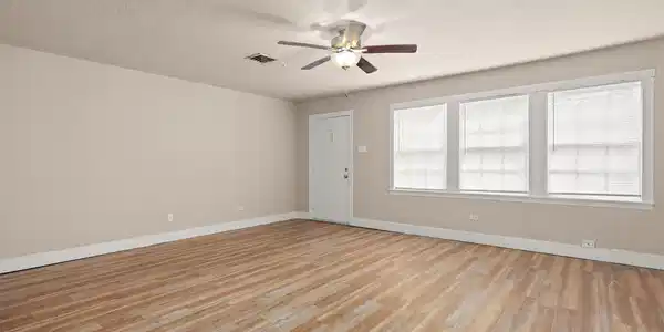 Image 3: Living room