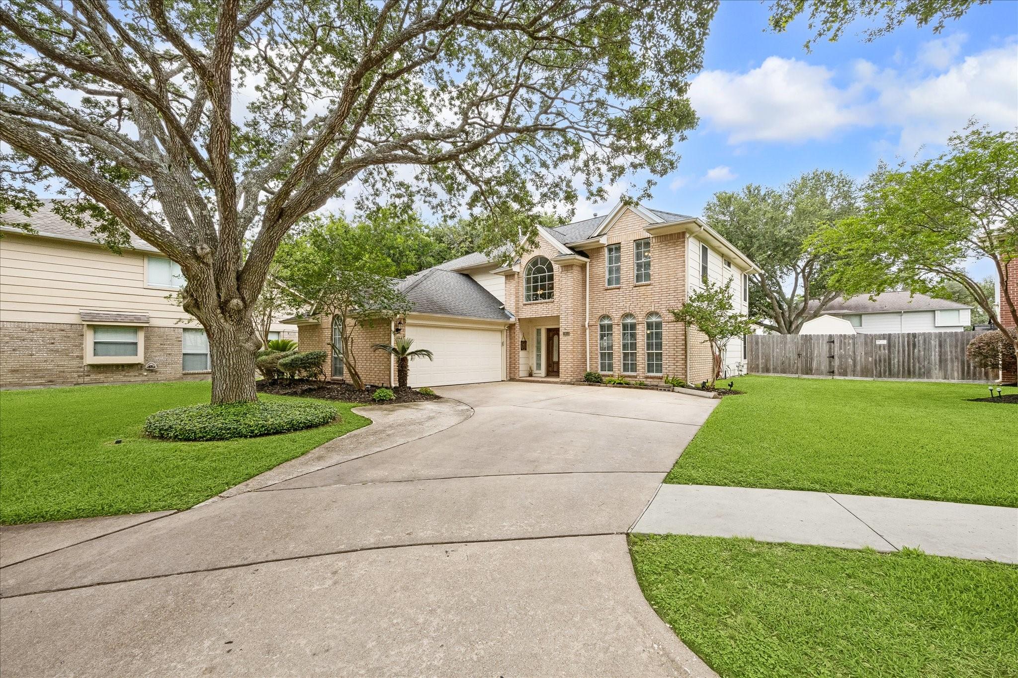 Image 2: This well maintained home sits on a cul-de-sac