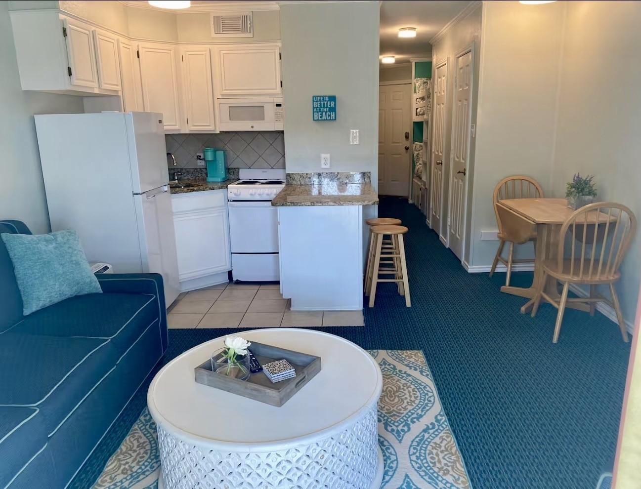 Image 2: Fully furnished condo with new mattress for the sl