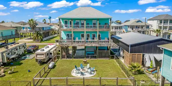 Image 4: Welcome to your Crystal Beach getaway&mdash;charming coa